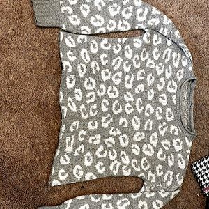 Cute sweaters! Size small! Guaranteed to keep you warm!<333